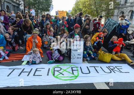 London, Großbritannien. Vom 9. Oktober 2019. Mütter und ihre Babys nehmen Teil an der Mütter März Tag 3 des Erdklimas Aussterben Rebellion ändern Protest in der Hauptstadt. Aktivistinnen marschierten von Westminster Abbey, Whitehall, Stufe a sit-down-Demonstration, während der Stillzeit, gegen die Auswirkungen des Klimawandels und die Zukunft ihrer Kinder. Credit: Stephen Chung/Alamy leben Nachrichten Stockfoto