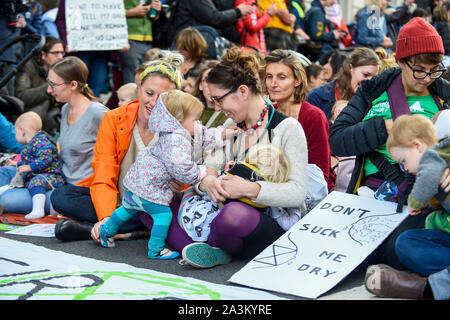 London, Großbritannien. Vom 9. Oktober 2019. Mütter und ihre Babys nehmen Teil an der Mütter März Tag 3 des Erdklimas Aussterben Rebellion ändern Protest in der Hauptstadt. Aktivistinnen marschierten von Westminster Abbey, Whitehall, Stufe a sit-down-Demonstration, während der Stillzeit, gegen die Auswirkungen des Klimawandels und die Zukunft ihrer Kinder. Credit: Stephen Chung/Alamy leben Nachrichten Stockfoto