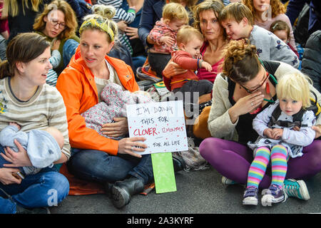 London, Großbritannien. Vom 9. Oktober 2019. Mütter und ihre Babys nehmen Teil an der Mütter März Tag 3 des Erdklimas Aussterben Rebellion ändern Protest in der Hauptstadt. Aktivistinnen marschierten von Westminster Abbey, Whitehall, Stufe a sit-down-Demonstration, während der Stillzeit, gegen die Auswirkungen des Klimawandels und die Zukunft ihrer Kinder. Credit: Stephen Chung/Alamy leben Nachrichten Stockfoto