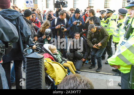 London, Großbritannien. Vom 9. Oktober 2019. Mitglieder der Medien Foto der Mütter März Tag 3 des Erdklimas Aussterben Rebellion ändern Protest in der Hauptstadt. Aktivistinnen marschierten von Westminster Abbey, Whitehall, Stufe a sit-down-Demonstration, während der Stillzeit, gegen die Auswirkungen des Klimawandels und die Zukunft ihrer Kinder. Credit: Stephen Chung/Alamy leben Nachrichten Stockfoto