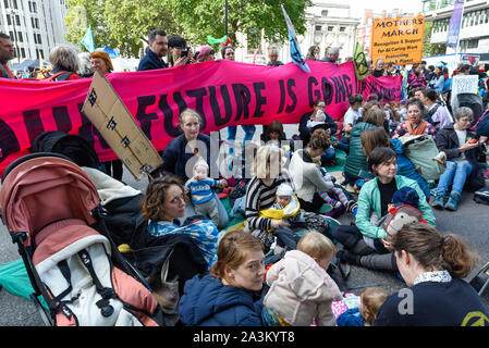 London, Großbritannien. Vom 9. Oktober 2019. Mütter und ihre Babys nehmen Teil an der Mütter März Tag 3 des Erdklimas Aussterben Rebellion ändern Protest in der Hauptstadt. Aktivistinnen marschierten von Westminster Abbey, Whitehall, Stufe a sit-down-Demonstration, während der Stillzeit, gegen die Auswirkungen des Klimawandels und die Zukunft ihrer Kinder. Credit: Stephen Chung/Alamy leben Nachrichten Stockfoto