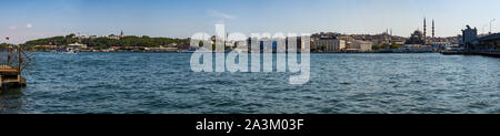 Istanbul, Türkei: Skyline der Stadt mit den wichtigsten Sehenswürdigkeiten der Topkapi Palast, der Hagia Sophia und der Blauen Moschee aus das Goldene Horn und den Bosporus sehen Stockfoto