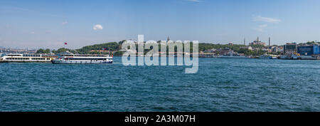 Istanbul, Türkei: Skyline der Stadt mit den wichtigsten Sehenswürdigkeiten der Topkapi Palast, der Hagia Sophia und der Blauen Moschee aus das Goldene Horn und den Bosporus sehen Stockfoto