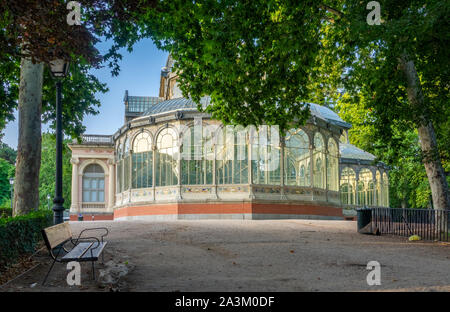 Das Glas Palastes erbaut 1887 (Palacio de Cristal) im öffentlichen Park von Retiro, Madrid, Spanien. Stockfoto
