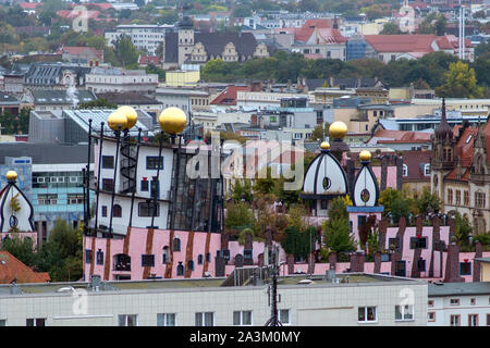 Magdeburg, Deutschland. 08 Okt, 2019. Die Innenstadt der Landeshauptstadt mit das Hundertwasserhaus "Grüne Zitadelle" nach einem regnerischen Herbstnacht. Credit: Klaus-Dietmar Gabbert/dpa-Zentralbild/ZB/dpa/Alamy leben Nachrichten Stockfoto