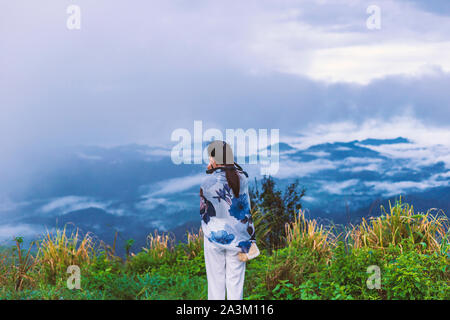 Mädchen auf der oberen Hügel, während ein Foto anzeigen in den Morgen. Stockfoto