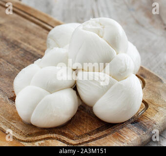 Italienische Käse geflochtene Mozzarella auf einem Holzbrett Nahaufnahme Stockfoto