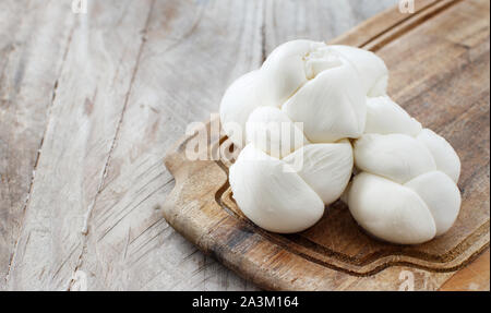 Italienische Käse geflochtene Mozzarella auf einem Holzbrett Nahaufnahme Stockfoto