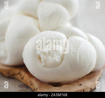 Italienische Käse geflochtene Mozzarella auf einem Holzbrett Nahaufnahme Stockfoto