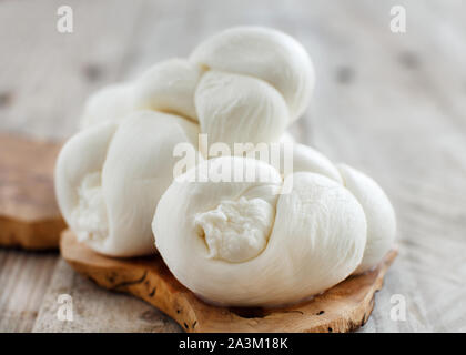 Italienische Käse geflochtene Mozzarella auf einem Holzbrett Nahaufnahme Stockfoto