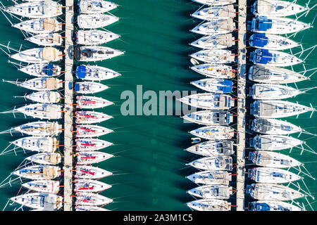 Antenne overhead Blick auf Yachten in der Marina in der Stadt Zadar, Kroatien Stockfoto