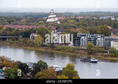 Magdeburg, Deutschland. 08 Okt, 2019. Ein lastkahn ist Segeln flussabwärts auf der Elbe, im Hintergrund der Millennium Tower. Credit: Klaus-Dietmar Gabbert/dpa-Zentralbild/ZB/dpa/Alamy leben Nachrichten Stockfoto