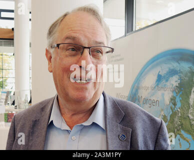 Ulm, Deutschland. 09 Okt, 2019. Chemiker Stanley Whittingahm, ist an einem internationalen Kongress der Batterie nach dem Nobelpreisträger für Chemie im Jahr 2019 benannt. Der diesjährige Nobelpreis in Chemie geht an den US-Amerikaner John Goodenough (in Jena geboren), Stanley Whittingham (in Großbritannien geboren) und Akira Yoshino (Japan) für die Entwicklung von Lithium-Ionen-Batterien. Dies wurde von der Königlichen Schwedischen Akademie der Wissenschaften am 09.10.2019 in Stockholm bekannt gegeben. Quelle: dpa Picture alliance/Alamy leben Nachrichten Stockfoto