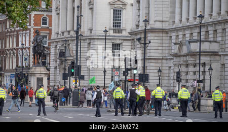 Whitehall, London, UK. 9. Oktober 2019. Große Polizei Präsenz macht Verhaftungen und entfernt vom Aussterben Rebellion Aktivisten von Whitehall. Eine polizeikette an der Spitze von Whitehall verhindert weitere Demonstranten anreisen vom Trafalgar Square. Credit: Malcolm Park/Alamy Leben Nachrichten. Stockfoto