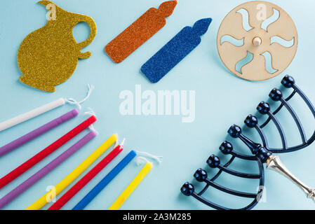 Bild der jüdische Feiertag Hanukkah mit hölzernen dreidels Kreisel, Kerzen, menora ", Aufkleber für Kinder glitzer Handwerk Chanukah auf blauem Hintergrund. Stockfoto