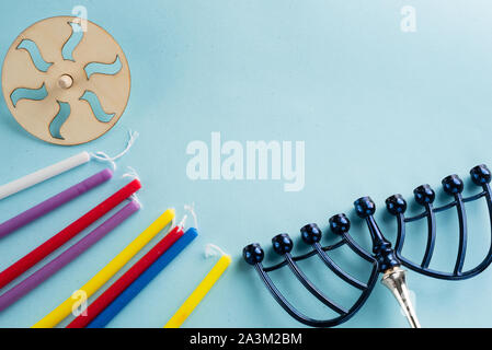 Bild der jüdische Feiertag Hanukkah mit hölzernen dreidels Kreisel, Kerzen, menora ", Aufkleber für Kinder glitzer Handwerk Chanukah auf blauem Hintergrund. Stockfoto