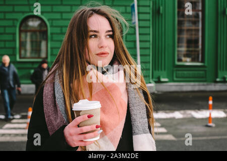 Traurige junge Frau in warme Kleidung in der Stadt im Winter Stockfoto