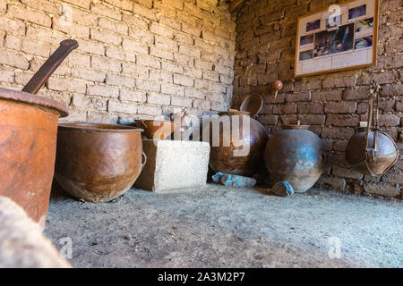 Traditionelle Töpferei in einem Andean Eco Village, Museum in Huatajata, Dorf am Seeufer des Titicacasee, La Paz, Bolivien, Lateinamerika Stockfoto