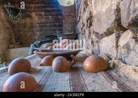 Traditionelle Töpferei in einem Andean Eco Village, Museum in Huatajata, Dorf am Seeufer des Titicacasee, La Paz, Bolivien, Lateinamerika Stockfoto