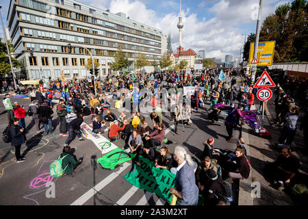 Berlin, Deutschland. 09 Okt, 2019. Aktivisten der Block der Bewegung' Aussterben Rebellion' die Mühle an der Mühle dam dam Bridge. Credit: Christoph Soeder/dpa/Alamy leben Nachrichten Stockfoto