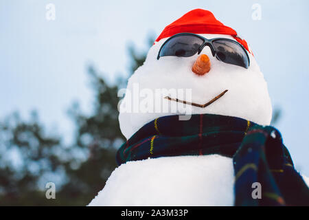 Portrait von Happy Schneemann mit Schal und Sonnenbrille und genießen Sie Winterurlaub Stockfoto