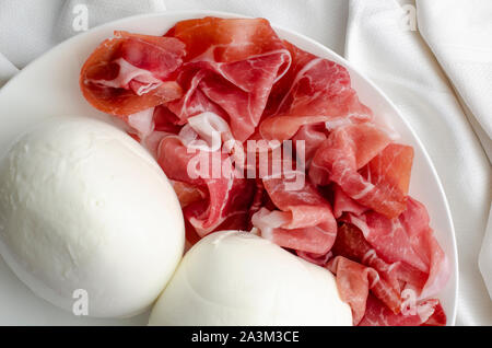 Nahaufnahme der traditionellen italienischen Vorspeise aus Mozzarella di Bufala und Prosciutto Crudo gemacht. Ansicht von oben Stockfoto