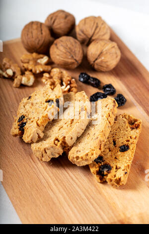 Blueberry und Walnuss Cookies mit einem Glas Milch. Stockfoto