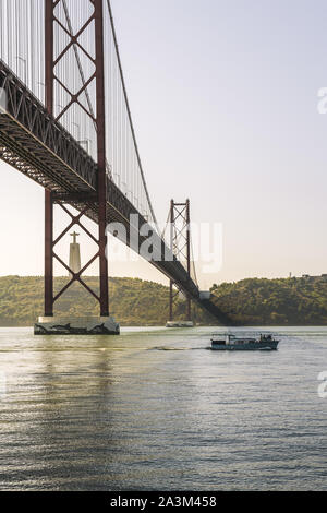 Vertikale Ansicht von 25. April Brücke über den Fluss Tagus und Cristo Rei (Christus König) Monument in Lissabon, Reise und Tourismus Konzept in Portugal Stockfoto