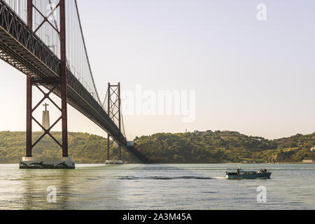 Blick vom 25. April Brücke über den Fluss Tagus und Cristo Rei (Christus König) Statue in Lissabon, Reise und Tourismus Konzept in Portugal Stockfoto