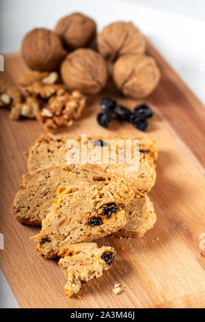 Blueberry und Walnuss Cookies mit einem Glas Milch. Stockfoto