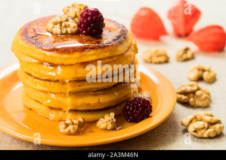 Kürbis Pfannkuchen mit Honig und Nüsse, Beeren. Am Ende der Saison (Herbst) Frühstück. Stockfoto