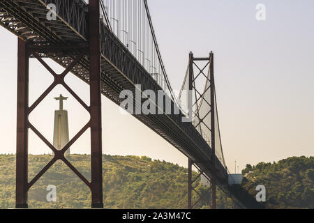 Spektakuläre Aussicht vom 25. April Hängebrücke über den Fluss Tejo und die Cristo Rei (Christus König) Statue in Lissabon, Reise und Tourismus Konzept in Portu Stockfoto