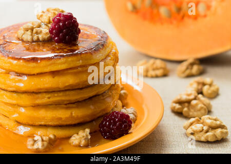 Kürbis Pfannkuchen mit Honig und Nüsse, Beeren. Am Ende der Saison (Herbst) Frühstück. Stockfoto