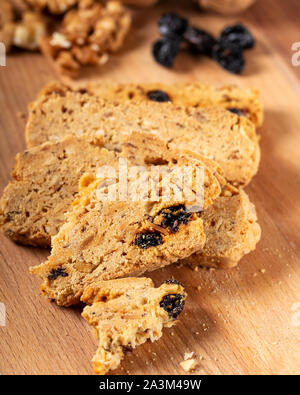 Blueberry und Walnuss Cookies mit einem Glas Milch. Stockfoto