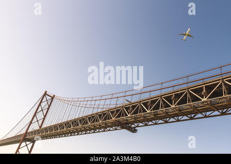Blick auf die "25 de Abril" (25. April) Hängebrücke über den Tejo in Lissabon mit einem Flugzeug nähert sich der Stadt, Reise und Tourismus conce Stockfoto