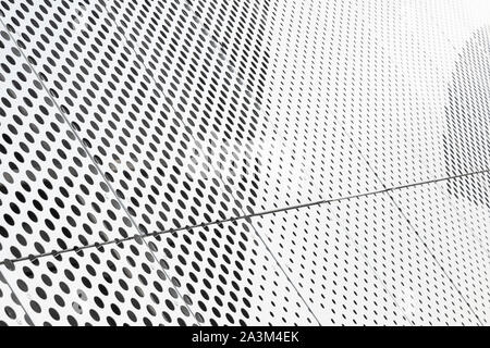Blick diagonal von metall gitter und runde Löcher in metallenen Oberfläche, gelochte Paneele close-up Stockfoto