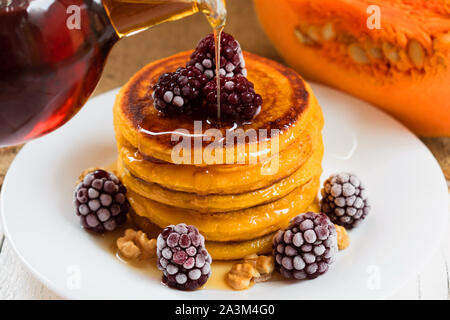 Kürbis Pfannkuchen mit Ahornsirup, Beeren und Nüsse. Am Ende der Saison (Herbst) Frühstück. Stockfoto