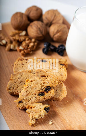 Rosinen und Walnuss Cookies mit einem Glas Milch. Stockfoto