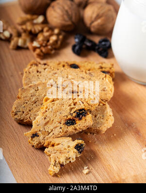 Rosinen und Walnuss Cookies mit einem Glas Milch. Stockfoto