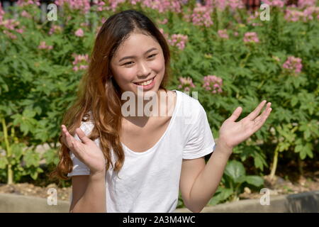 Eine unentschlossene Jugendliche asiatische Person Stockfoto