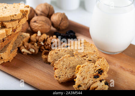 Rosinen und Walnuss Cookies mit einem Glas Milch. Stockfoto