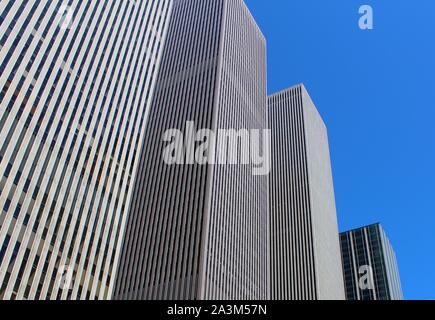 Groß, Generic, Hochhaus Gebäude in New York City. Zeigt Konzepte von Größe, gerade Linien und "Concrete Jungle" Stockfoto