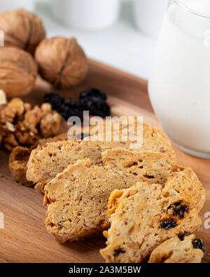 Rosinen und Walnuss Cookies mit einem Glas Milch. Stockfoto