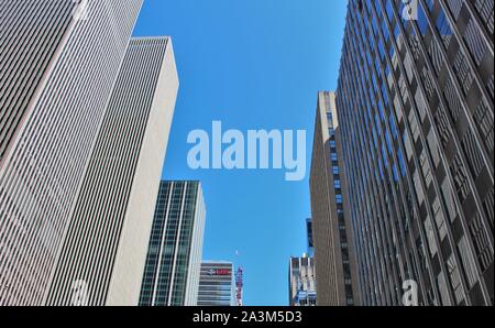 Hohen Wolkenkratzer an der 6th Avenue in New York, einschließlich der Büros der UBS Financial Services. Stockfoto