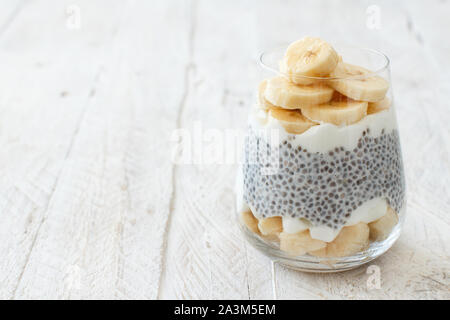 Chia pudding Parfait, mit Bananen und Joghurt 2-in-1 Stockfoto