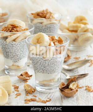 Chia pudding Parfait, überlagert mit Banane und Müsli Stockfoto