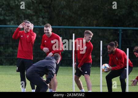 Cardiff, Großbritannien. 09 Okt, 2019. Gareth Bale von Wales (l) während der Wales Football Team Training an der Vale Resort Hensol, in der Nähe von Cardiff am Mittwoch, 9. Oktober 2019. Das Team bereiten sich auf ihre bevorstehende UEFA Euro 2020 quailfier entfernt gegen die Slowakei morgen. pic von Andrew Obstgarten/Alamy leben Nachrichten Stockfoto