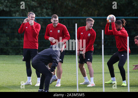 Cardiff, Großbritannien. 09 Okt, 2019. Gareth Bale von Wales (l) während der Wales Football Team Training an der Vale Resort Hensol, in der Nähe von Cardiff am Mittwoch, 9. Oktober 2019. Das Team bereiten sich auf ihre bevorstehende UEFA Euro 2020 quailfier entfernt gegen die Slowakei morgen. pic von Andrew Obstgarten/Alamy leben Nachrichten Stockfoto