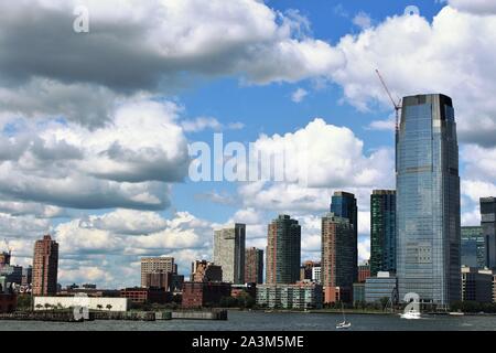 Blick von der Hudson River, der einige der Gebäude, die die Skyline von Jersey City, der sich gegenüber der Skyline von Lower Manhattan, New York City. Stockfoto