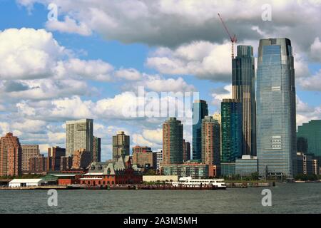 Blick von der Hudson River, der einige der Gebäude, die die Skyline von Jersey City, der sich gegenüber der Skyline von Lower Manhattan, New York City. Stockfoto